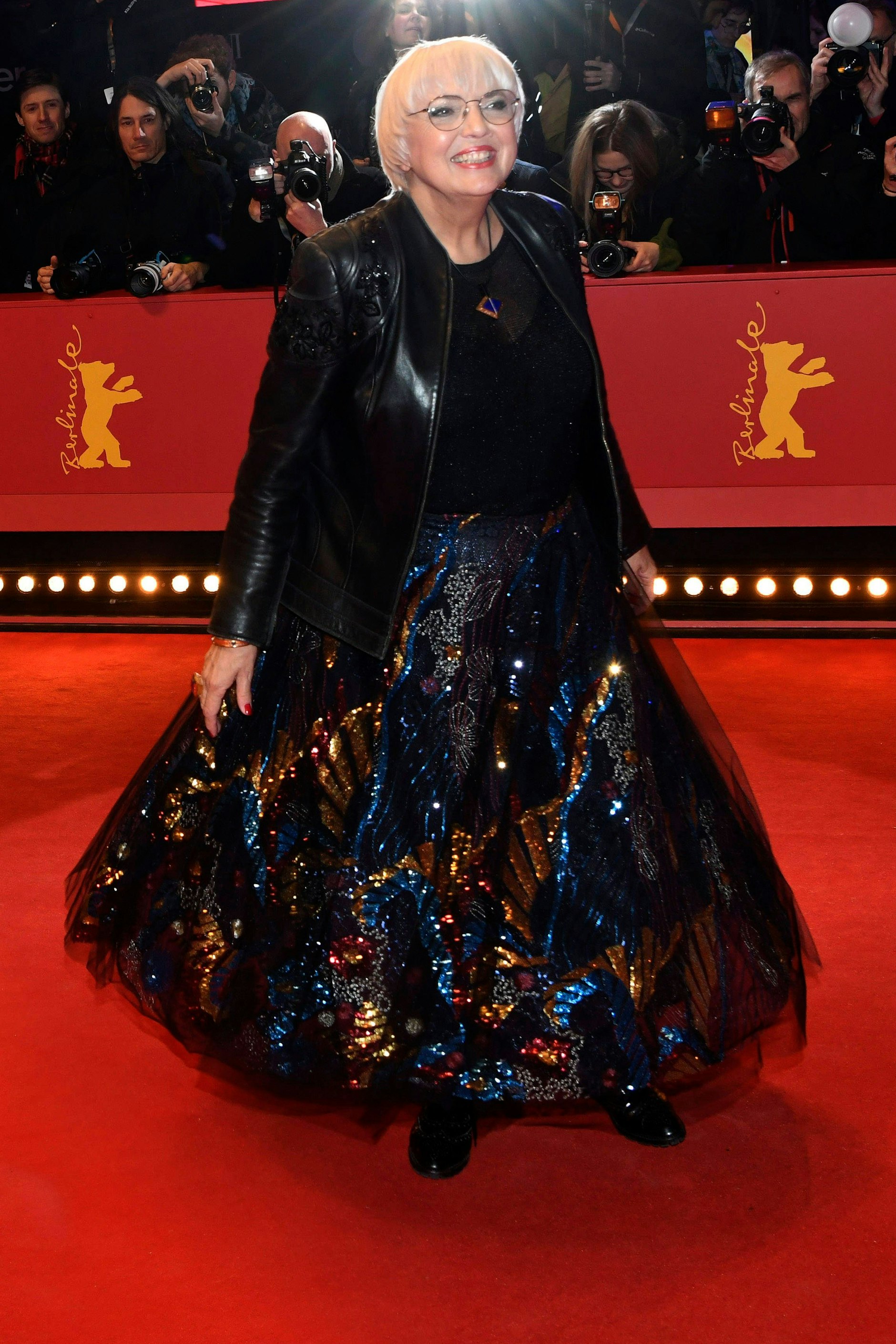 <strong>FLOP:</strong> <strong>Claudia Roth</strong>, Kulturstaatsministerin, konnte sich nicht entscheiden zwischen Abiball und Kneipenabend und hat dann halt das Schlimmste aus beiden Welten zusammengewürfelt: Robe zu Lederjacke. Soll das irgendwie ein ironischer Kommentar sein? 