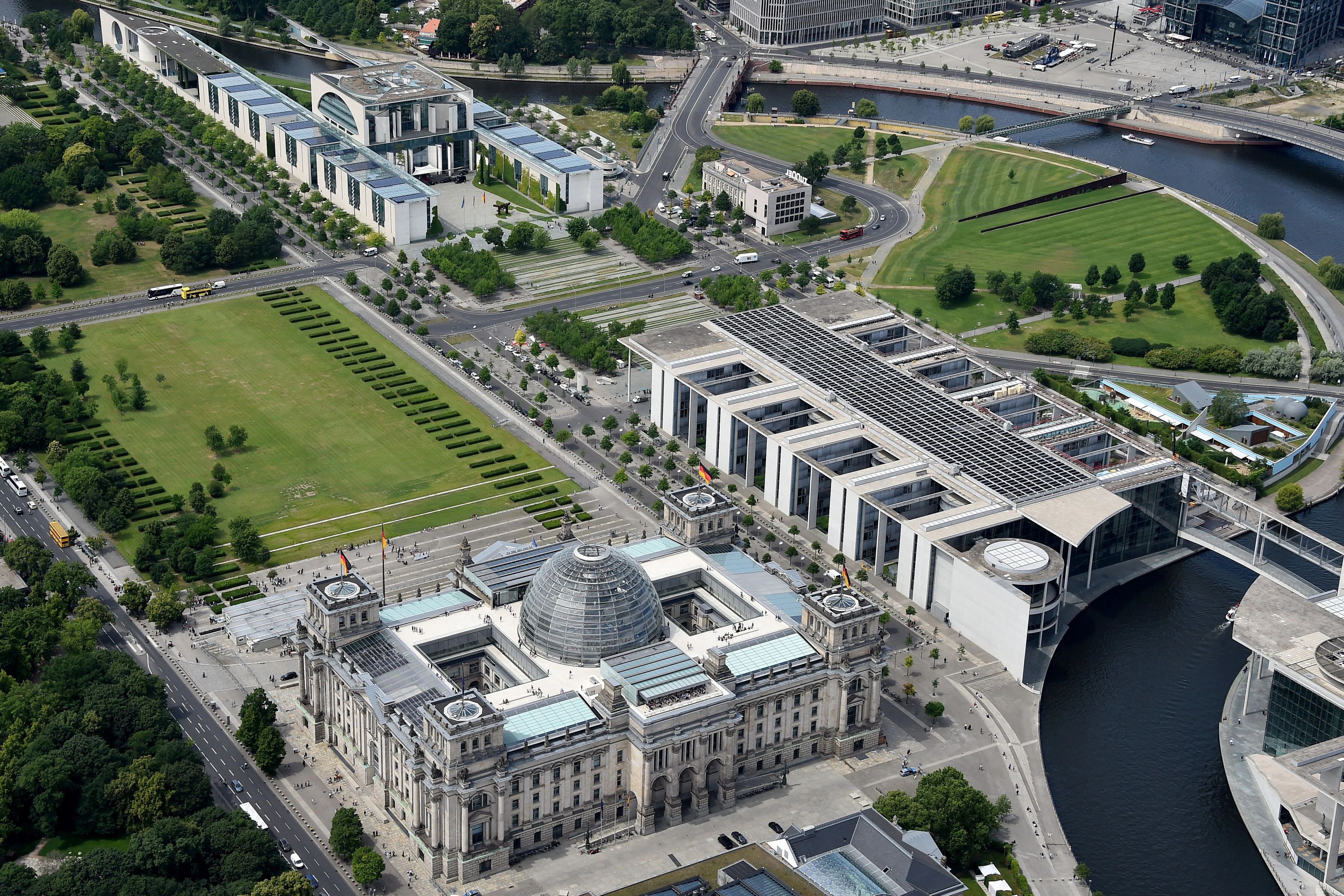 Ein Blick auf das Regierungsviertel mit Reichstag (u.), Paul-Löbe-Haus (r.) und Kanzleramt
