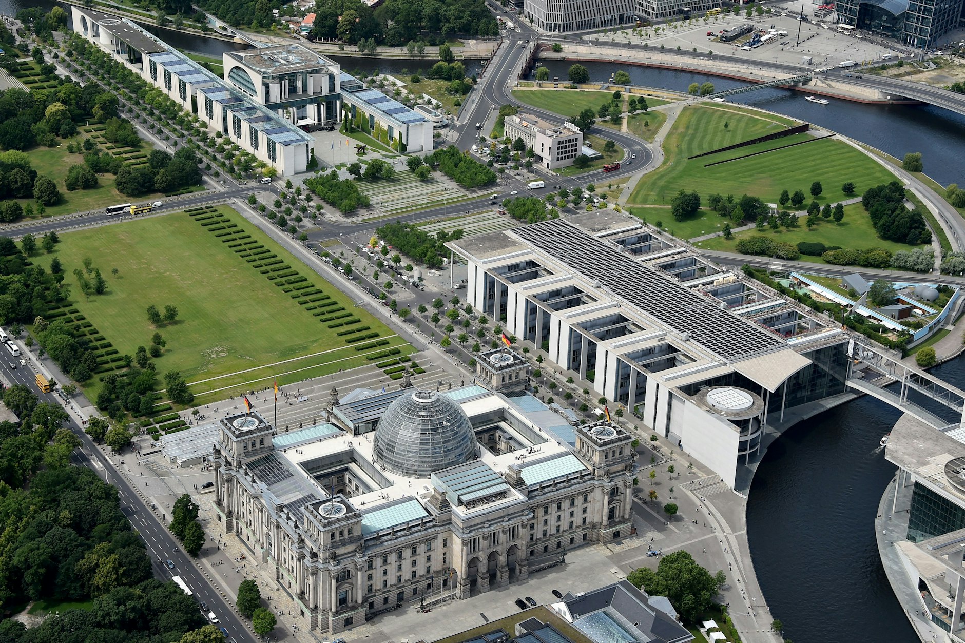 Ein Blick auf das Regierungsviertel mit Reichstag (u.), Paul-Löbe-Haus (r.) und Kanzleramt