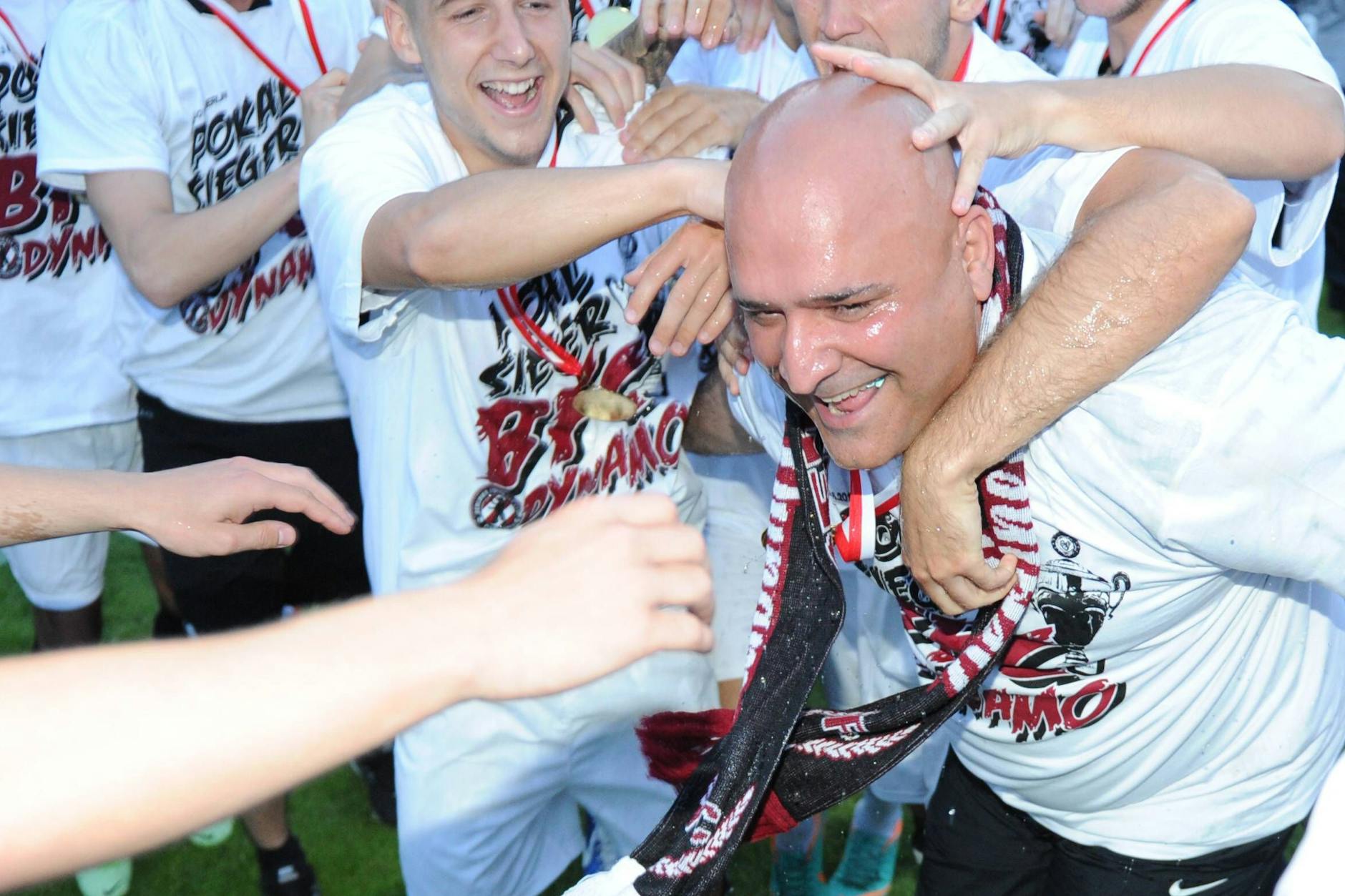 Nach dem Triumph im Berliner Pokal 2013 musste der damalige BFC-Dynamo-Trainer Volkan Uluc von seinen Spielern allerhand ertragen.
