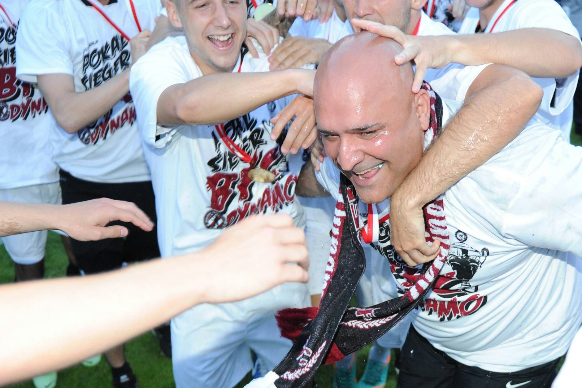 Nach dem Triumph im Berliner Pokal 2013 musste der damalige BFC-Dynamo-Trainer Volkan Uluc von seinen Spielern allerhand ertragen.