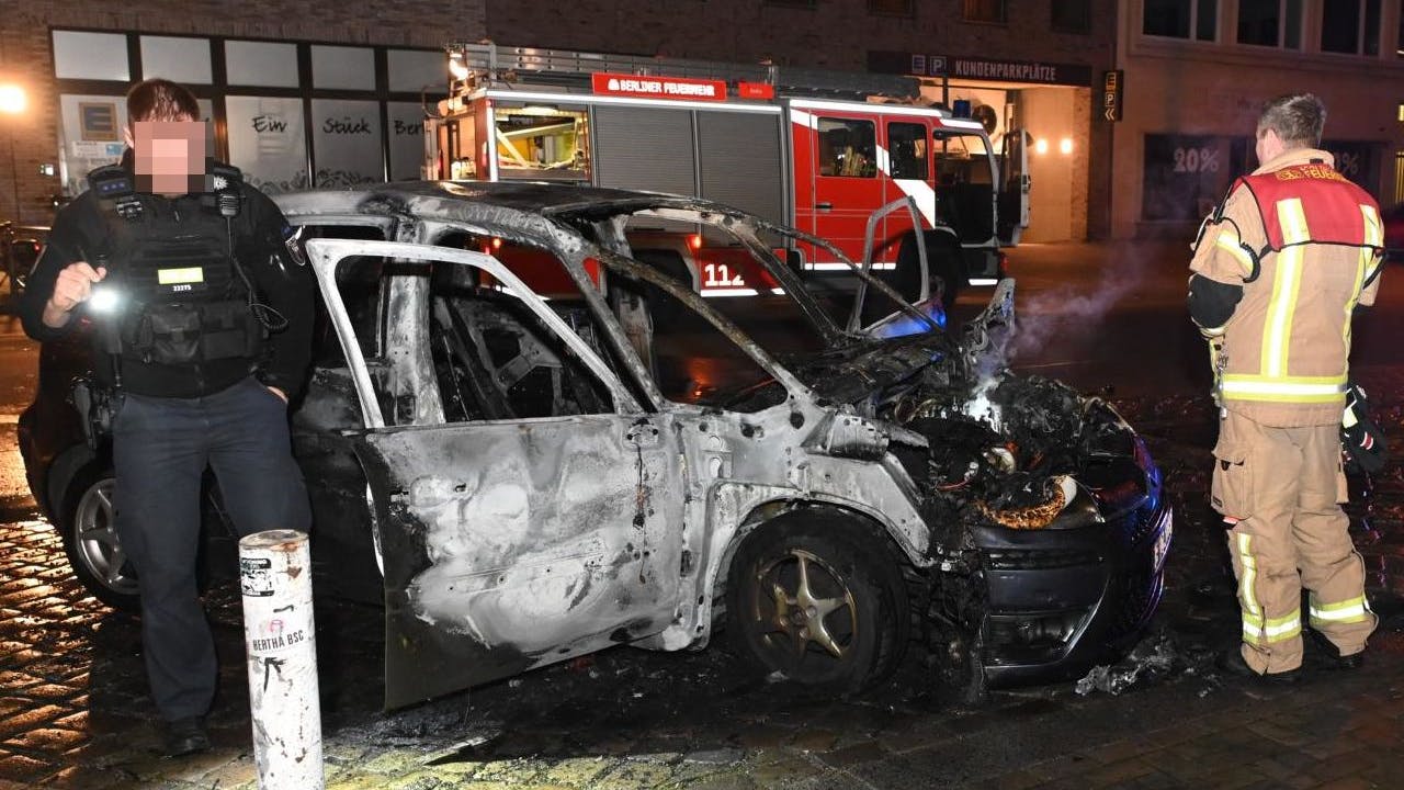 Nur noch Schrott ist der ausgebrannte Kleinwagen.