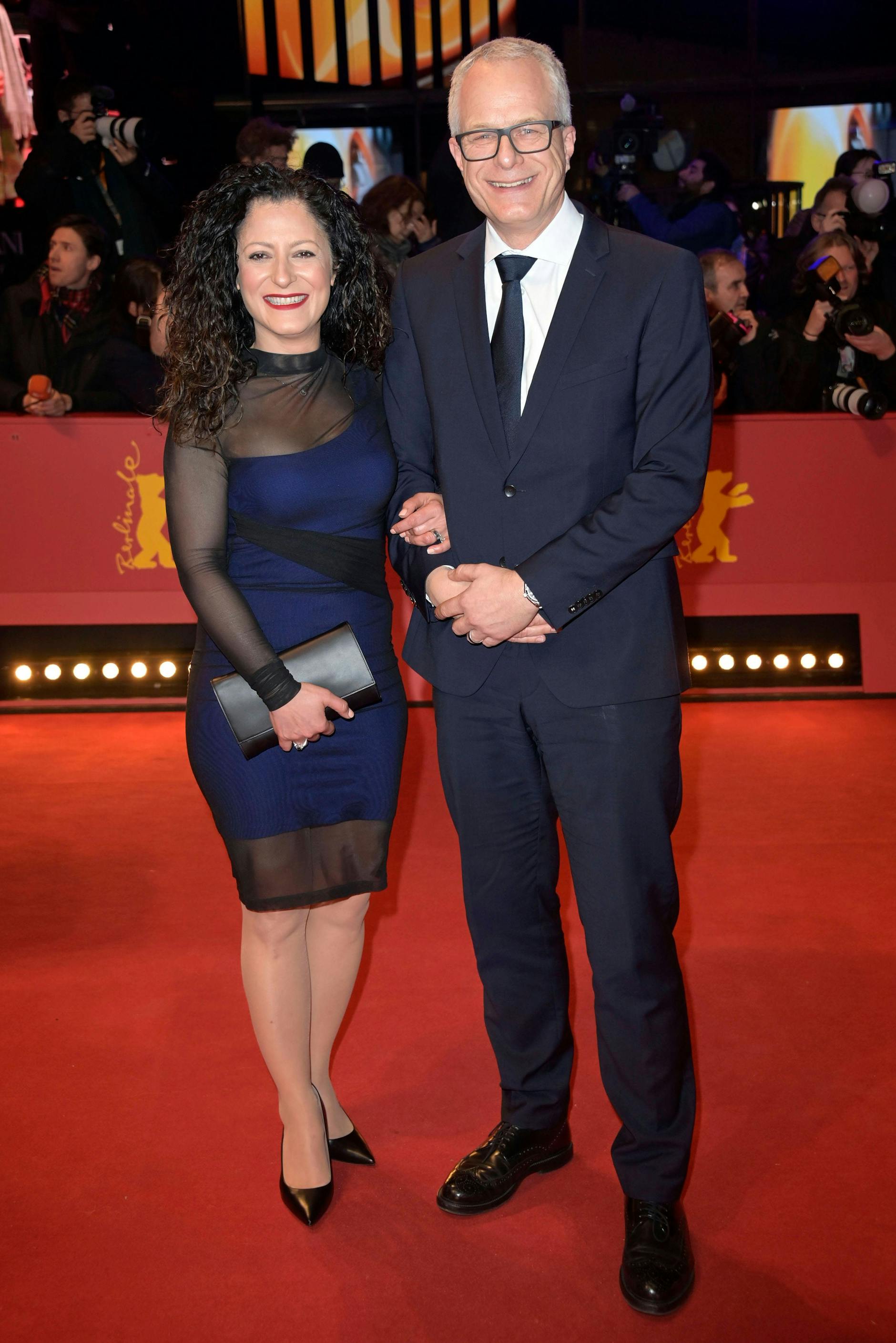 <strong>FLOP:</strong> <strong>Cansel Kiziltepe</strong>, Senatorin für Arbeit, Soziales und Gleichstellung, und Ehemann <strong>Karsten Brack</strong> kamen Ton in Ton. Doch während Brack durch gediegene Einfallslosigkeit hervorstach, hatte sich Kiziltepe ein Minikleidchen übergeworfen und weil’s dann doch recht frisch war noch einen schwarzen Strumpf drübergezogen. Das ist eben, was man in Berlin für Glamour hält.