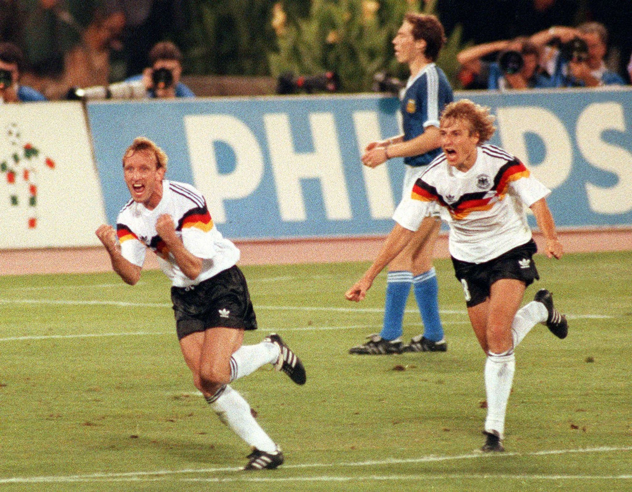 ARCHIV - Andreas Brehme (l) und Jürgen Klinsmann jubeln nach dem verwandelten Elfmeter im WM-Finale gegen Argentinien.  