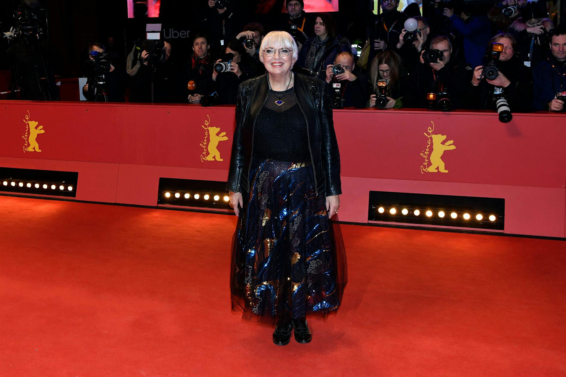 74. Berlinale: Claudia Roth im Kneipen-Look, Joe Chialo als Kellner – unsere Tops und Flops