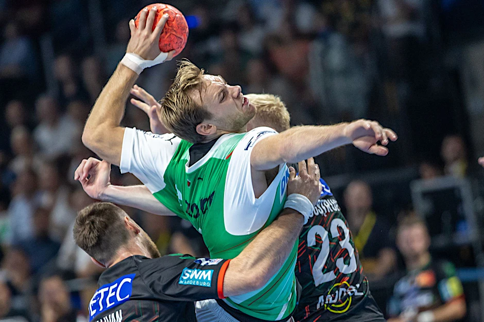 ARCHIV - Berlins Mathias Gidsel (M) wirft den Ball auf das Tor gegen Magnus Saugstrup von SC Magdeburg.  