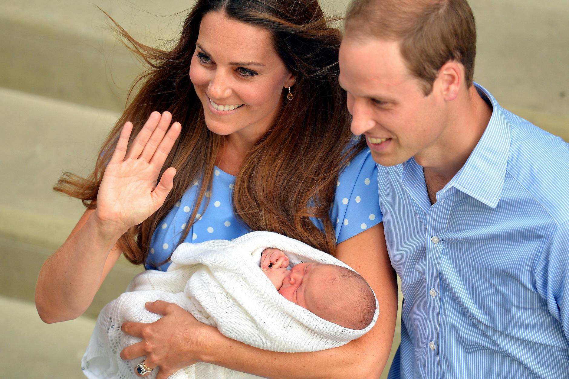 Auch Prinzessin Kate hält ihren Nachwuchs im linken Arm.
