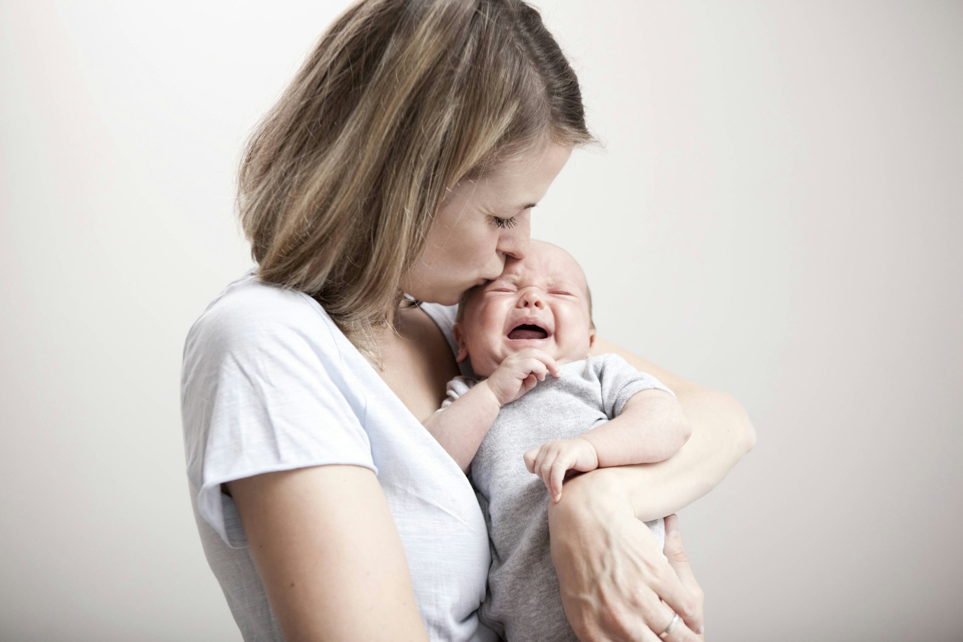 Fast immer wiegen wir das Baby in der linken Armbeuge. 