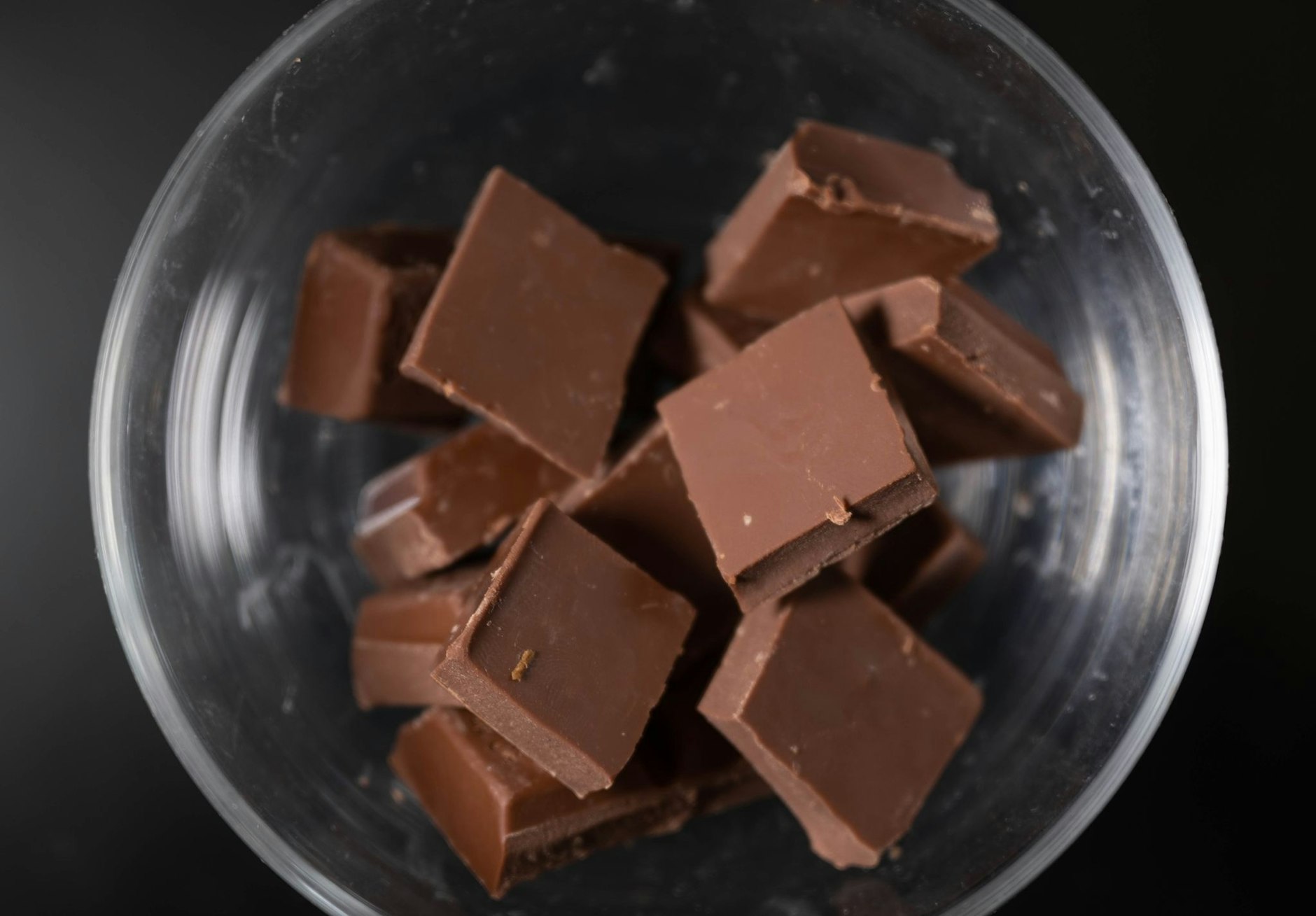 PRODUKTION - Eine Schale mit Schokolade steht auf einem Couchtisch. Der steigende Kakao-Preis könnte bald auch Auswirkungen auf die Schokolade im Supermarkt haben.  