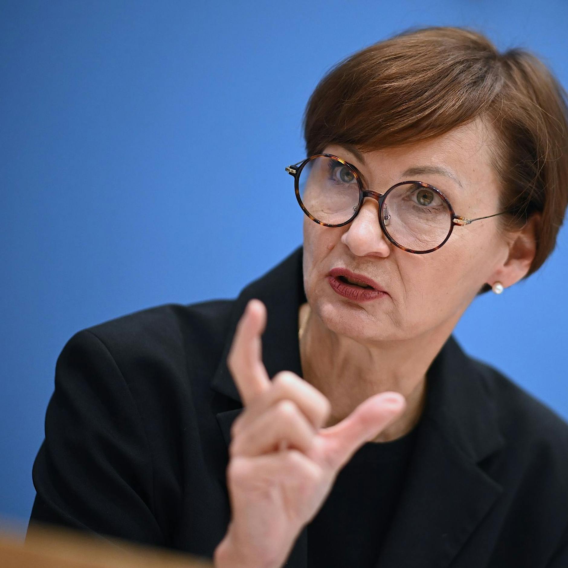 Stark-Watzinger: Zivile und militärische Forschung verzahnen