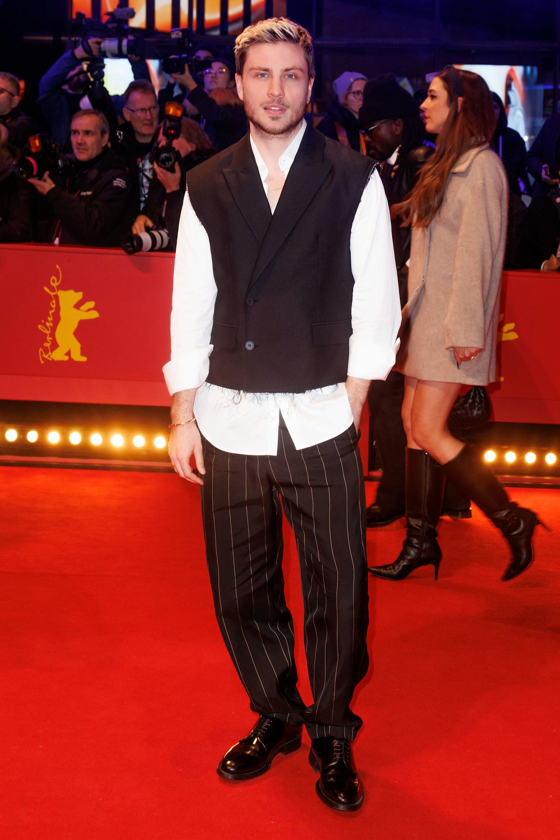 <strong>TOP:</strong> Und noch mal <strong>Jannik Schümann</strong>, schon wieder – der Mann schwamm schon in unseren vorangegangenen Berlinale-Tops-und-Flops ganz oben mit. Weil er „das nicht ganz leichte Spiel der auffälligen männlichen Gala-Garderobe meisterhaft beherrscht“ hatten wir dazu geschrieben – und können unsere Feststellung nun nur noch mal unterstreichen. Die Nadelstreifenhose guter Weite, die lässig hochgekrempelten Hemdärmel, die doppelreihige Weste mit offengelassenem Saum – wirklich cool und trotzdem elegant.