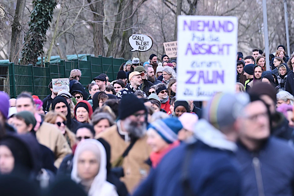 «Görli bleibt auf» steht auf einem Plakat bei einer Demonstration.  
