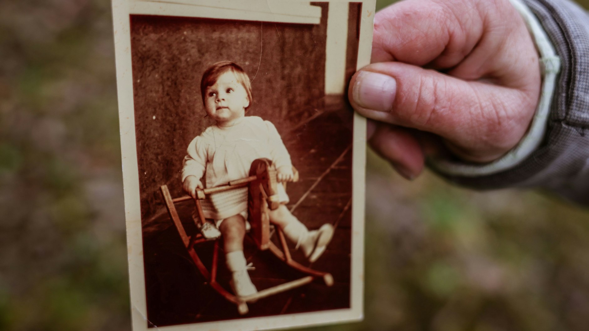 &nbsp;Wülfrath: Beatrix Höttger-Schiffers zeigt ein Foto von ihr als Verschickungskind.&nbsp;