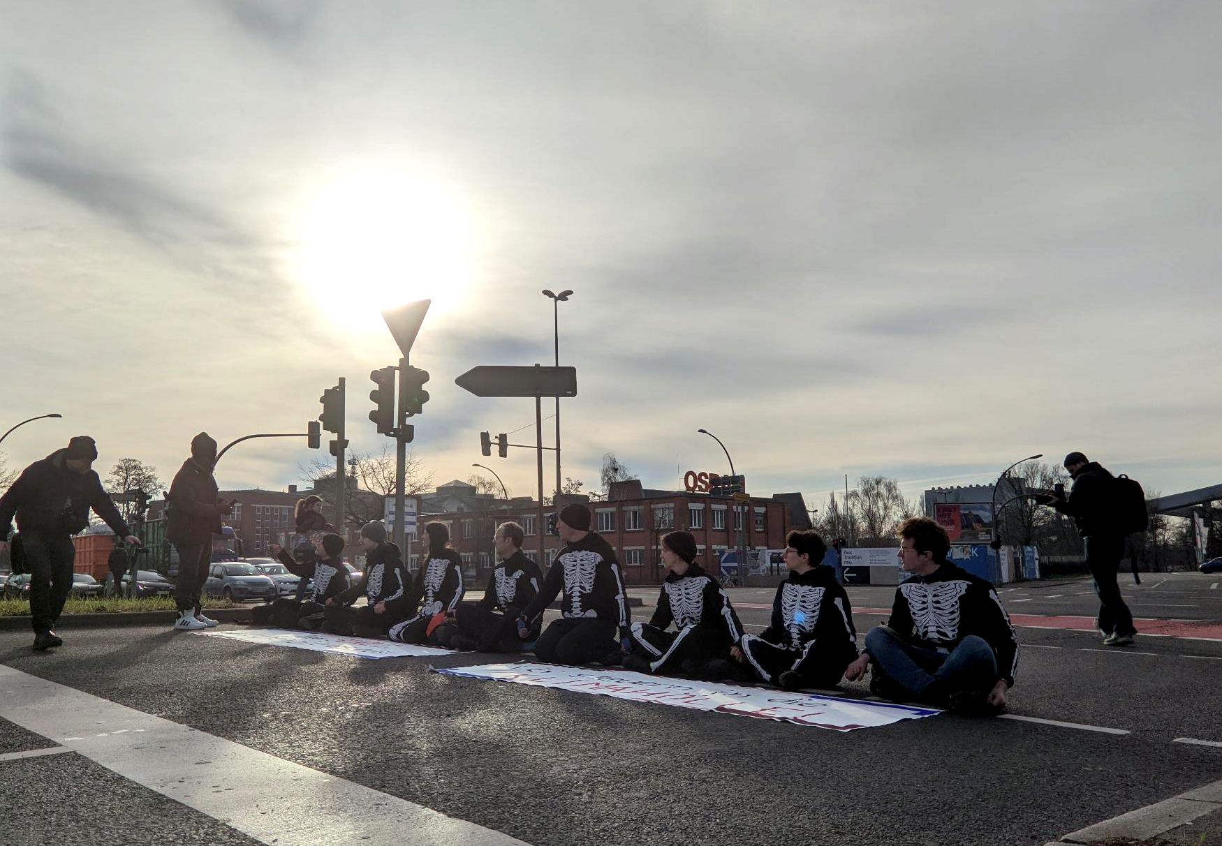 Klimaaktivisten Blockieren Straße In Berlin Und Drohen Mit Hungerstreik