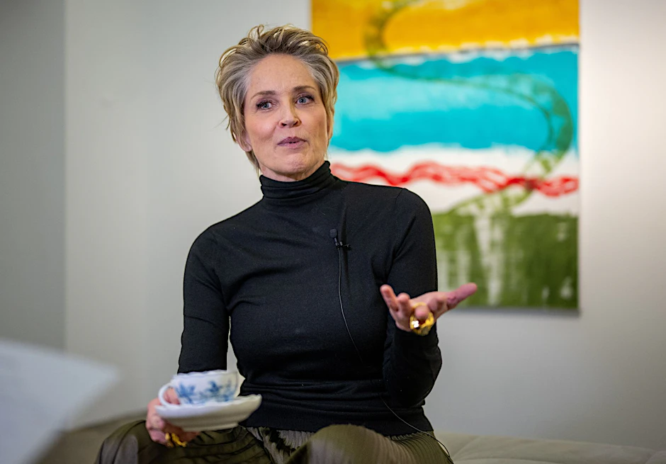 PRODUKTION - Schauspielerin Sharon Stone spricht bei einem Interview in der Galerie Deschler im Bezirk Mitte.  