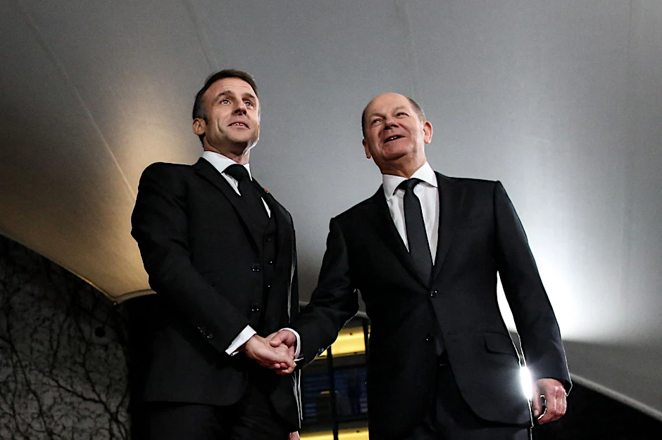 Der deutsche Kanzler Olaf Scholz (r.) und der französische Präsident Emmanuel Macron