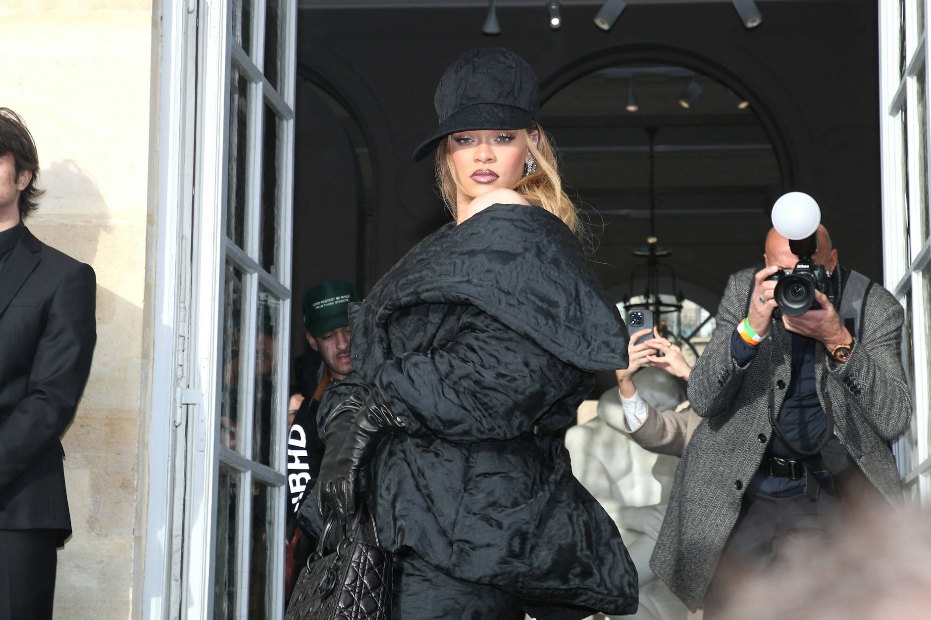 Rihanna war&nbsp;<em>der</em>&nbsp; Stargast der Pariser Couture-Show von Dior. Wird sie auch zur Prêt-à-porter der französischen Maison erscheinen? Der Live-Stream am Dienstag wird es zeigen.