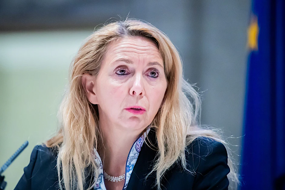 ARCHIV - Barbara Slowik, Polizeipräsidentin in Berlin, spricht während einer Pressekonferenz.  