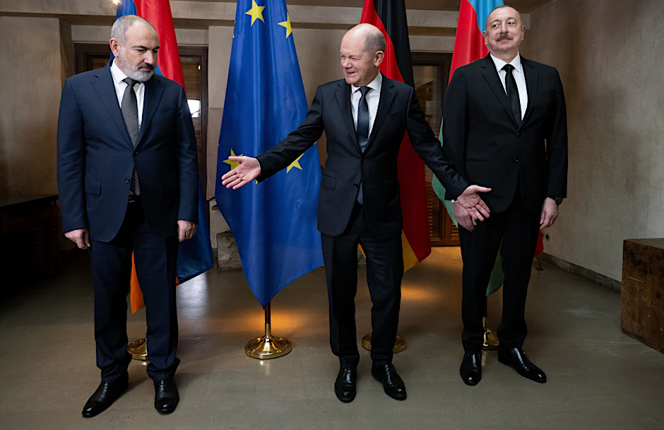 Armeniens Ministerpräsident Nikol Paschinjan (l.) und Ilham Alijew (r.), Präsident von Aserbaidschan, schicken ihre Außenminister zu Gesprächen nach Berlin.