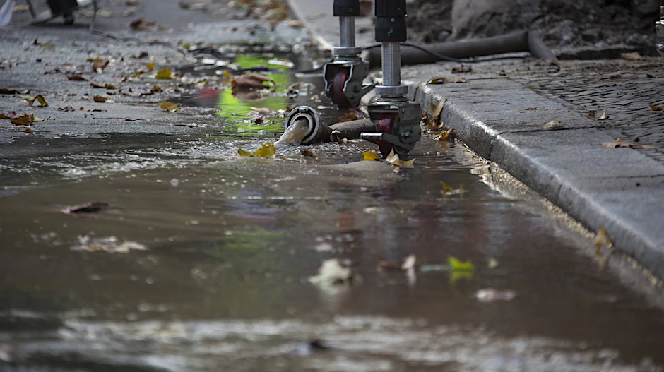 In Berlin wurden am Montagmorgen wegen zwei Wasserrohrbrüchen Straßenabschnitte gesperrt.
