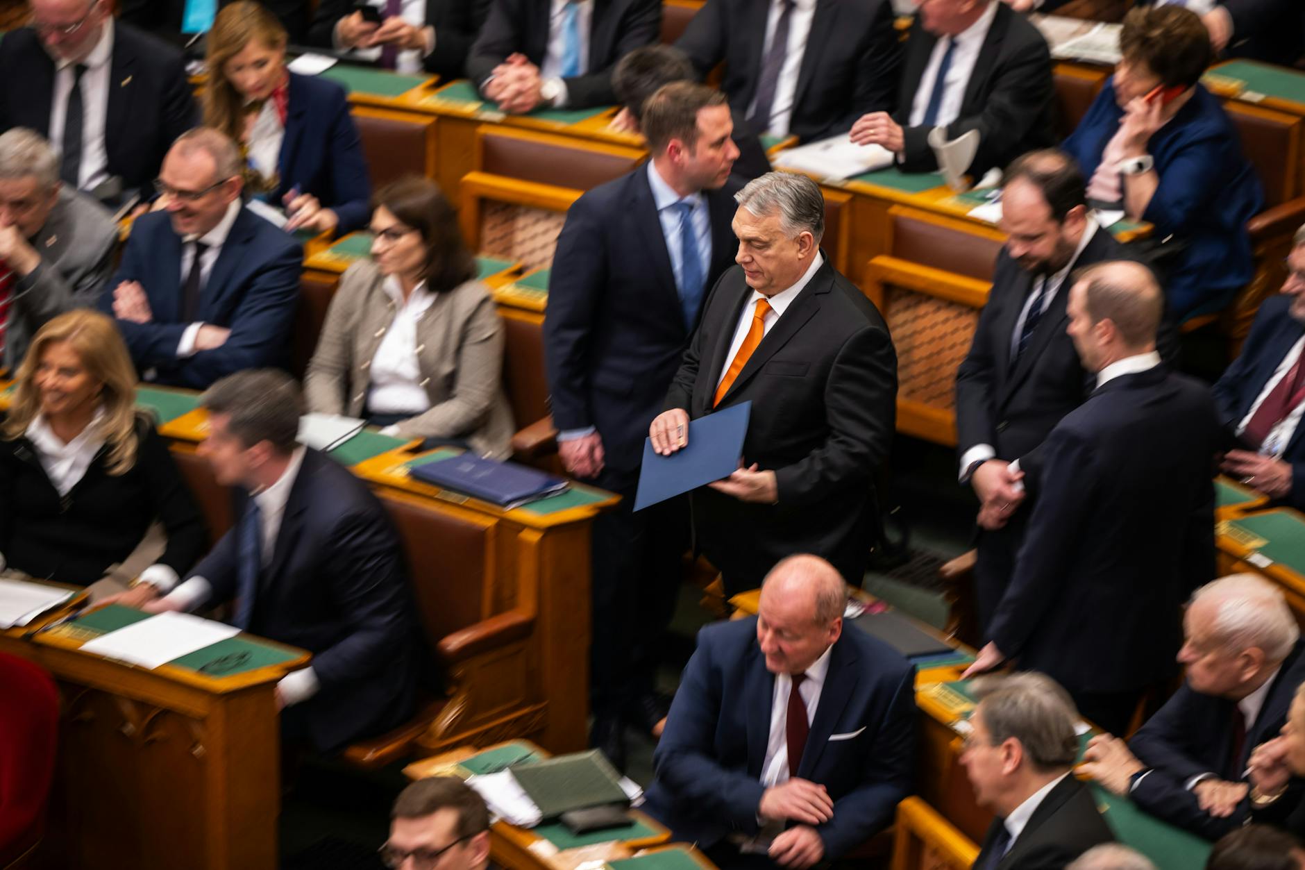Ungarns Ministerpräsident Viktor Orbán (M) im Parlament bei der Abstimmung über die Ratifizierung der schwedischen NATO-Mitgliedschaft.