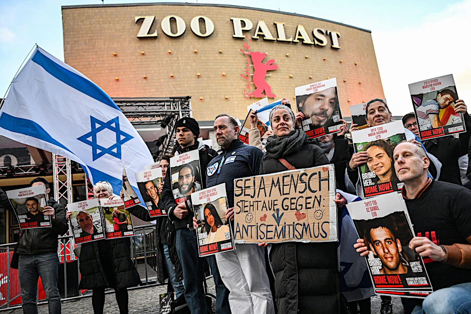 Am Tag nach dem Eklat bei der Preisverleihung demonstrierten vor dem Zoo-Palast jüdische Filmemacher wegen der Vorfälle bei der Berlinale-Gala.