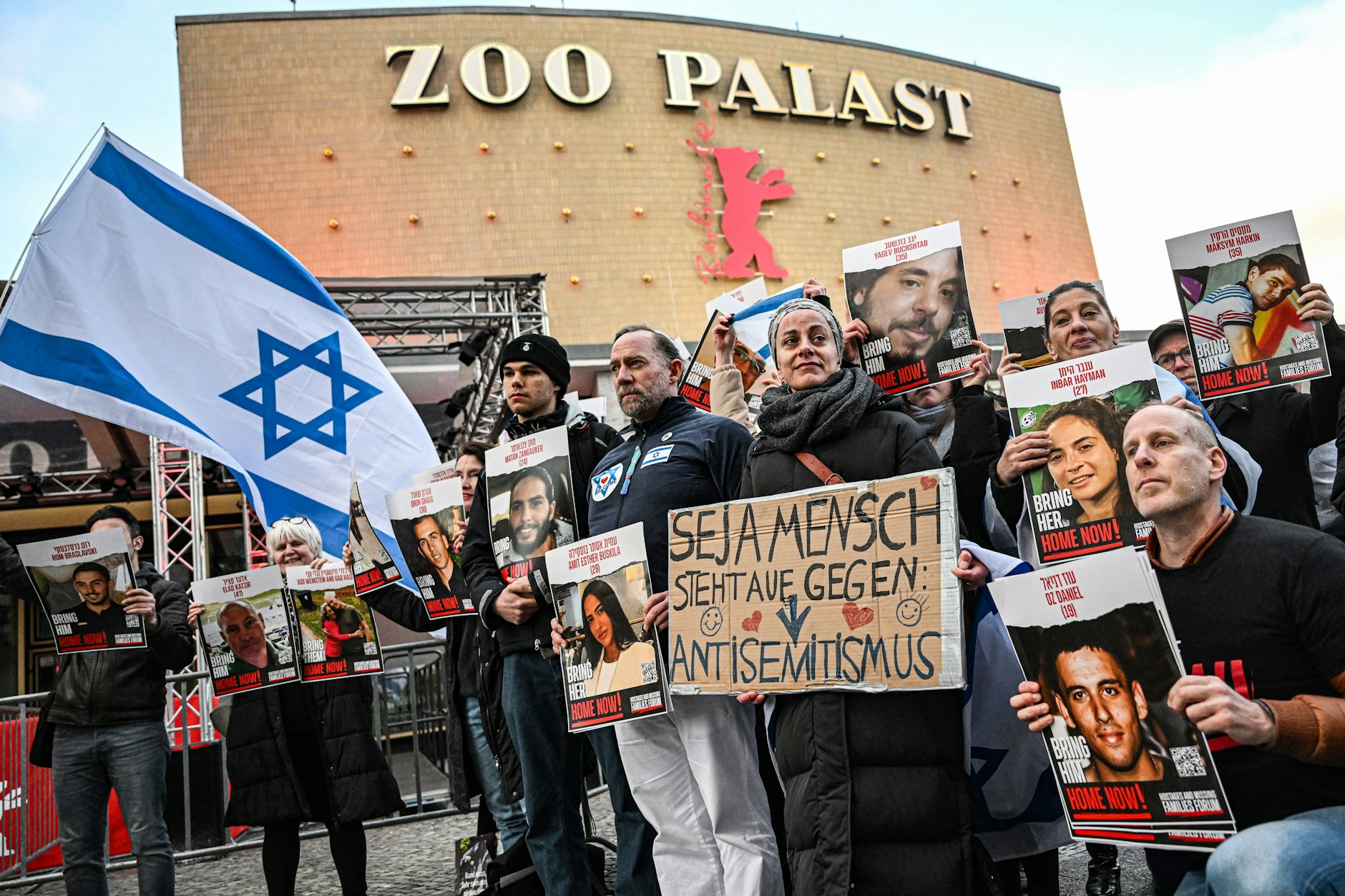 Am Tag nach dem Eklat bei der Preisverleihung demonstrierten vor dem Zoo-Palast jüdische Filmemacher wegen der Vorfälle bei der Berlinale-Gala.