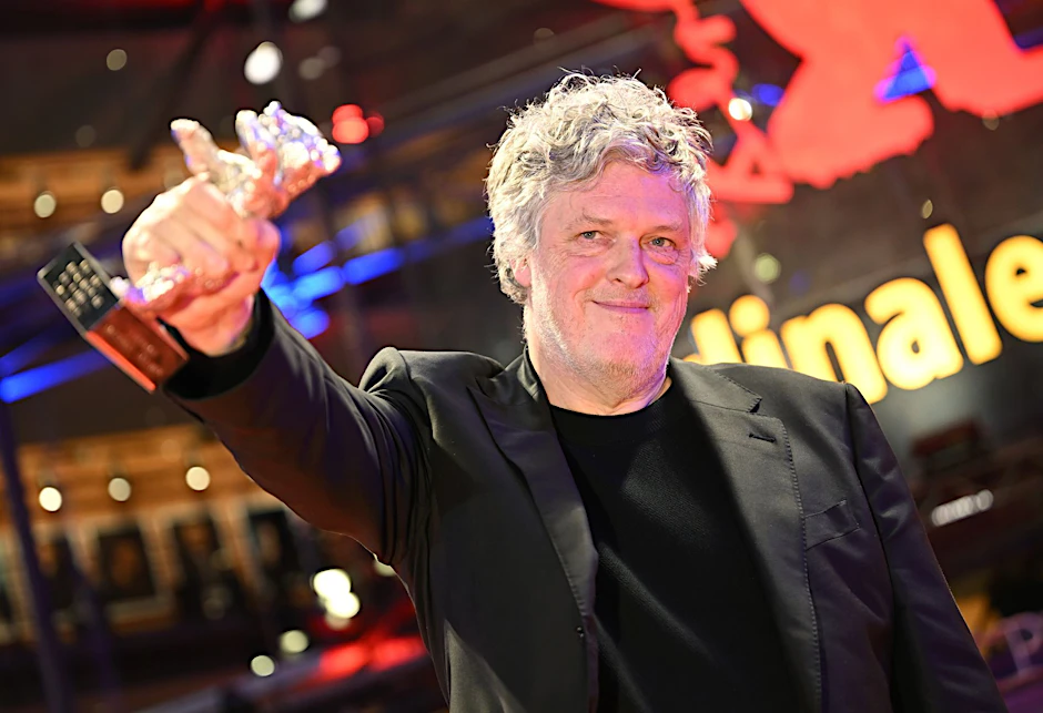 Matthias Glasner steht mit dem Silbernen Bären für das beste Drehbuch für den Film «Sterben» nach der Preisverleihung im Berlinale Palast auf dem Roten Teppich.  