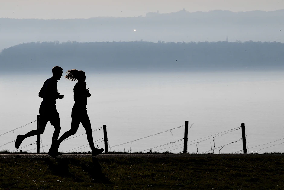 ARCHIV - Frauen erreichen einen gesundheitlichen Nutzen durch Sport eher als Männer.  