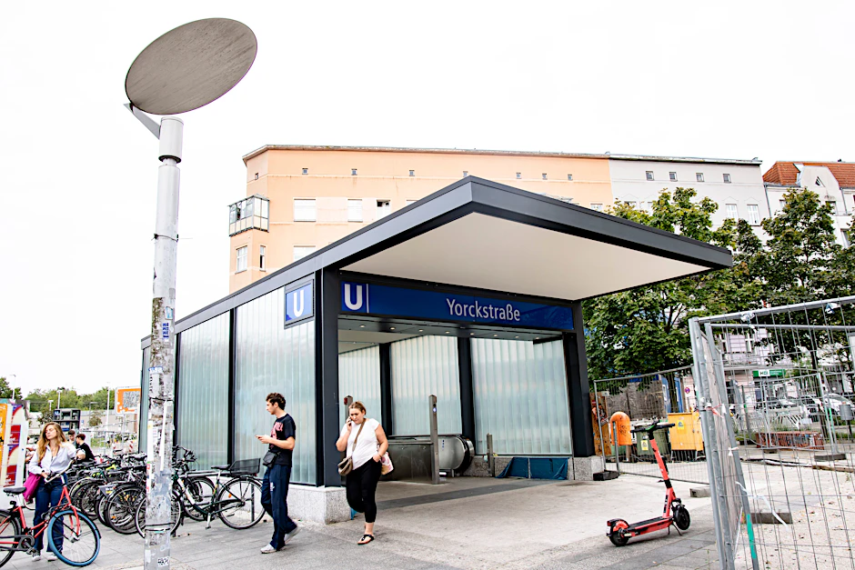 An einem Bahnsteig des U-Bahnhofs Yorckstraße sollen die vier Männer aneinandergeraten sein.