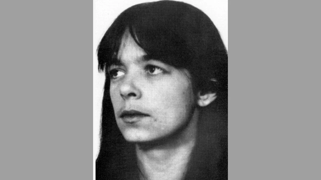 Daniela Klette, hier auf einem mehr als 30 Jahre alten Fahndungsfoto, wurde in Berlin festgenommen. Sie stand mit dem Hinweis „gefährlich“ oben auf der Liste der meistgesuchten Menschen Europas.
