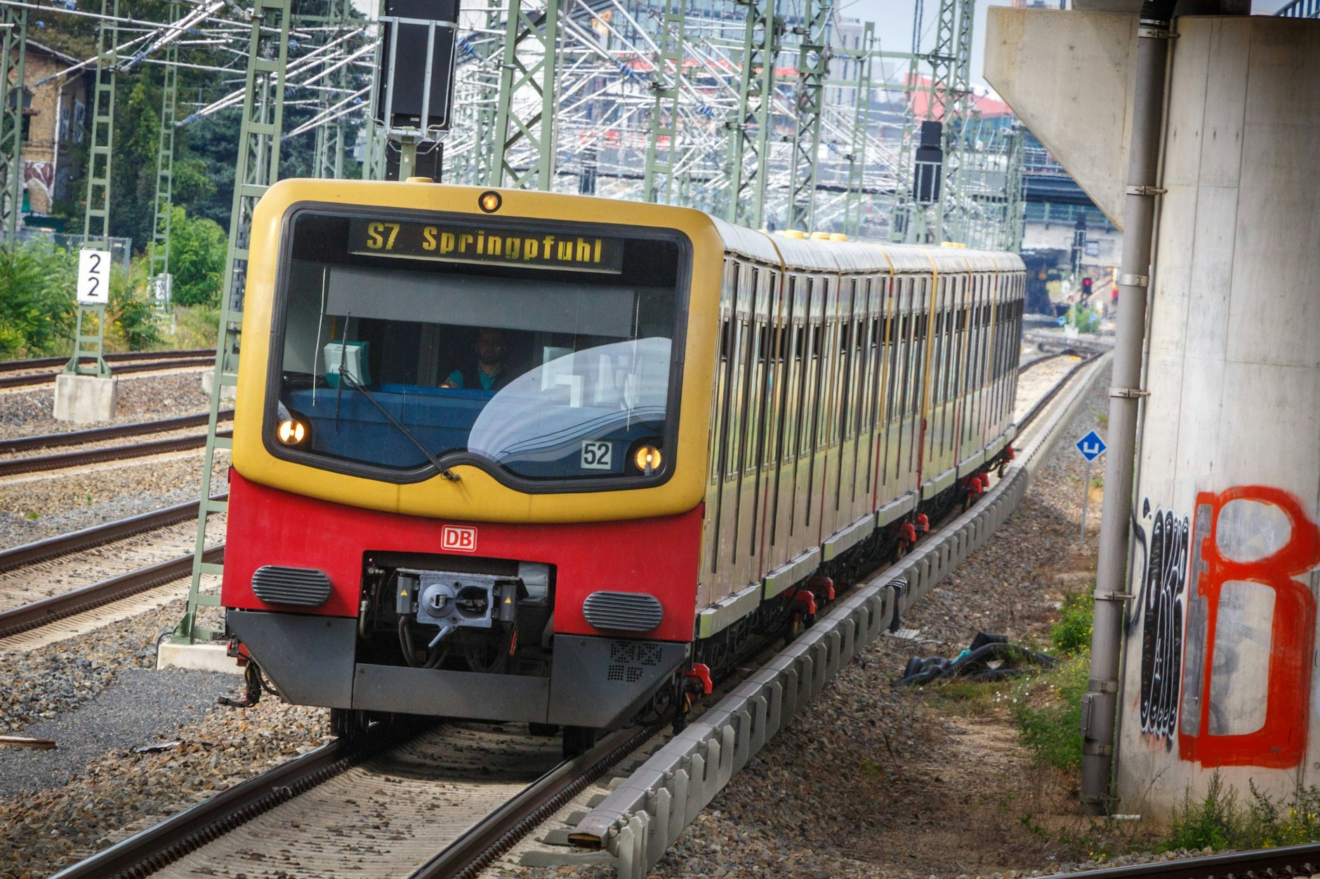 Der S-Bahnhof Springpfuhl soll bald überdacht werden, sodass Fahrgäste nicht mehr im Regen stehen müssen.&nbsp;
