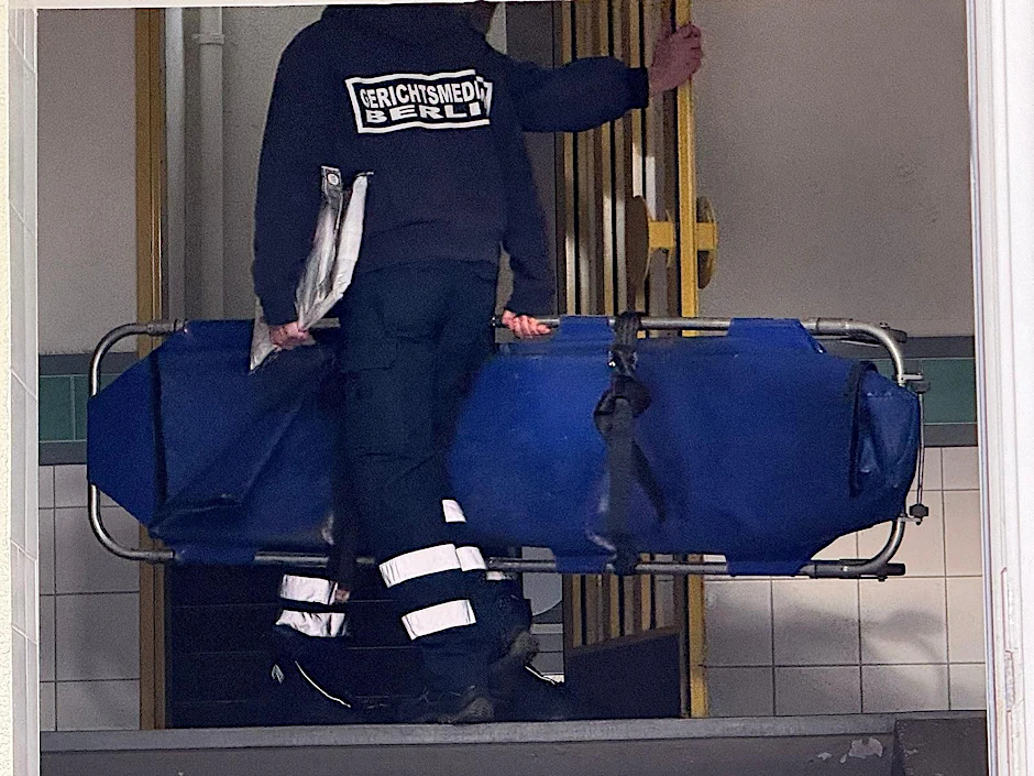 Mitarbeiter der Berliner Gerichtsmedizin holen eine Leiche ab (Archivbild).&nbsp;