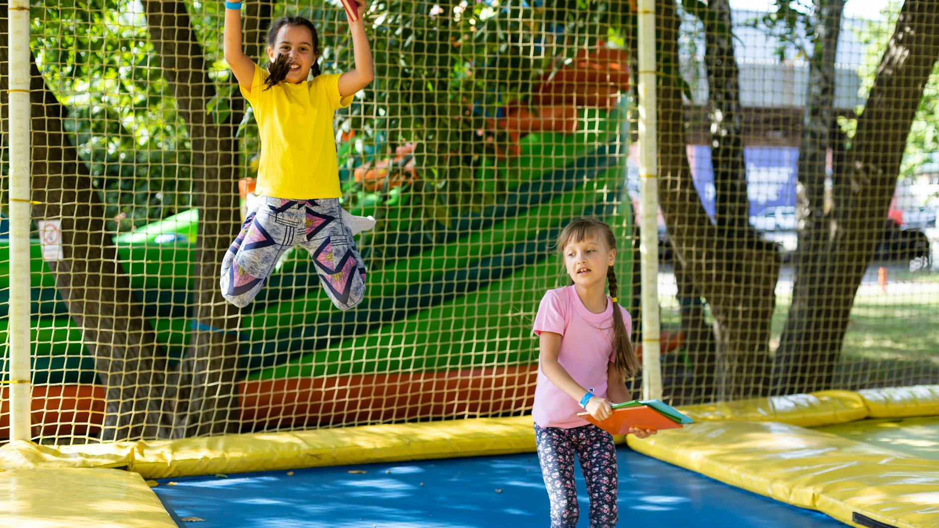 Trampolinspringen macht nicht nur Kindern Spaß.