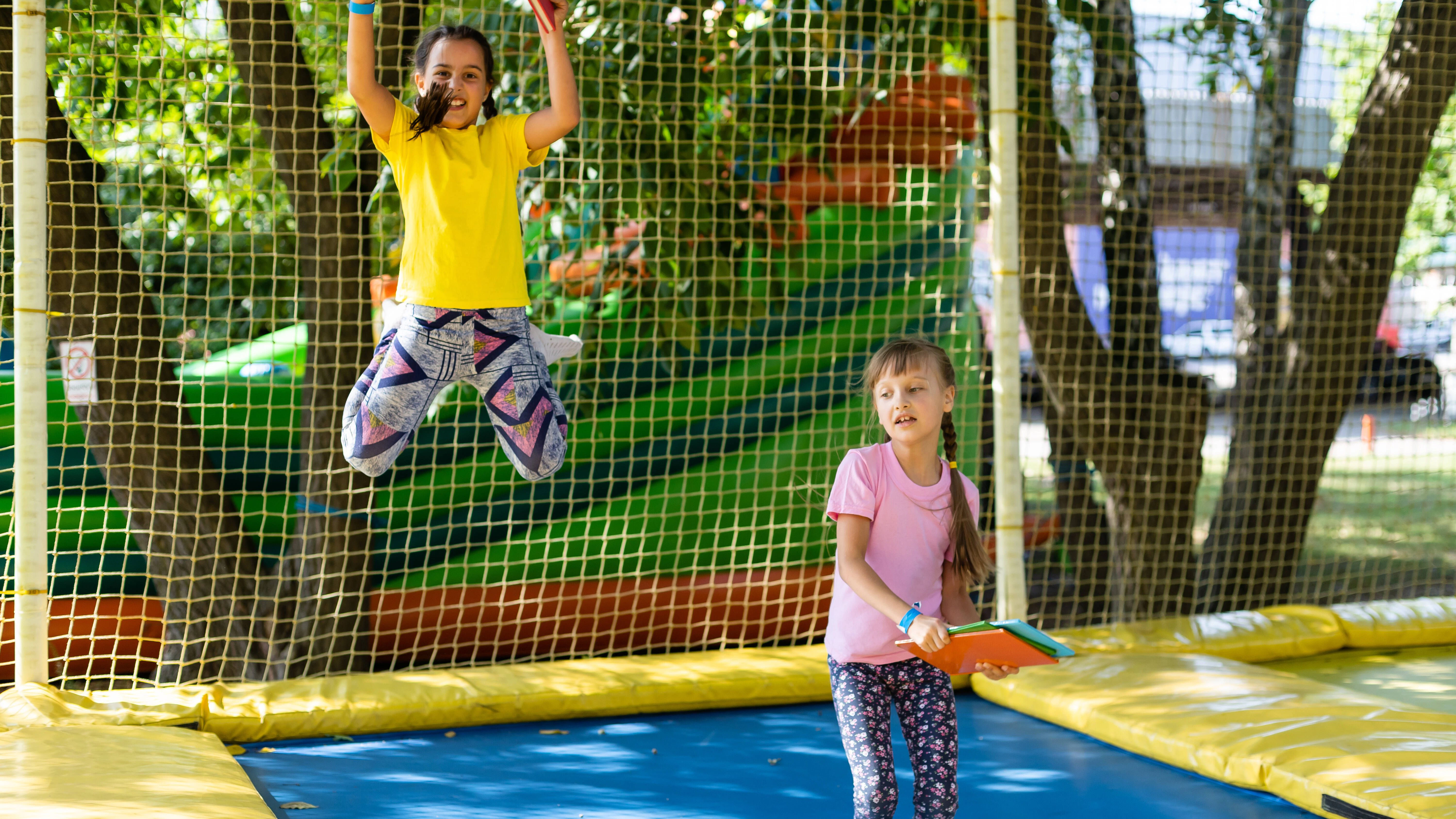 Trampolinspringen macht nicht nur Kindern Spaß.