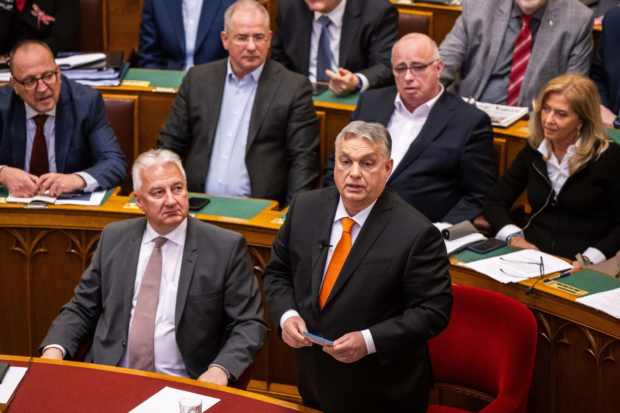 Ministerpräsident Viktor Orban (r) spricht im Parlament in Budapest.  