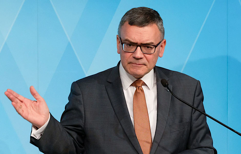ARCHIV - Florian Herrmann (CSU), Leiter der bayerischen Staatskanzlei, nimmt nach einer Kabinettssitzung an einer Pressekonferenz teil.  