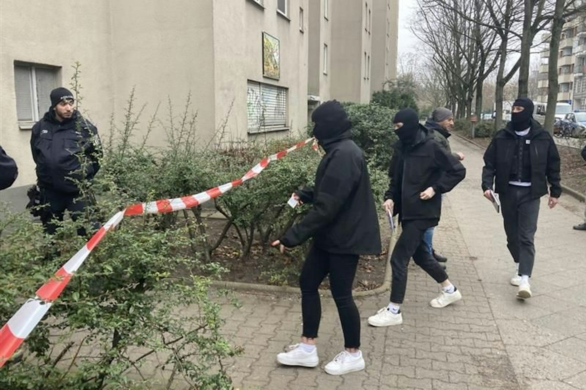 Vermummte BKA-Beamte gehen in die Wohnung der früheren Terroristin.