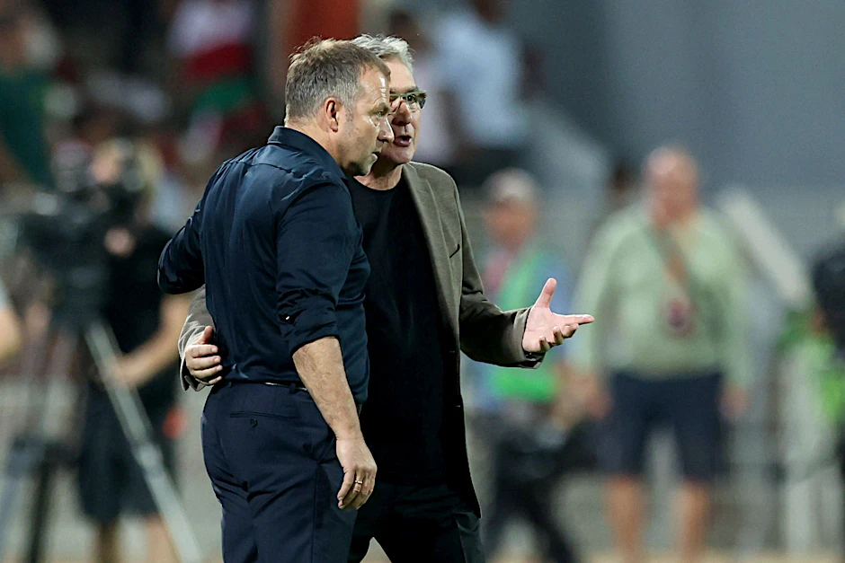 ARCHIV - Der ehemalige Bundestrainer Hansi Flick (l) im Gespräch mit Branko Ivankovic - 2022 Trainer des Oman.  