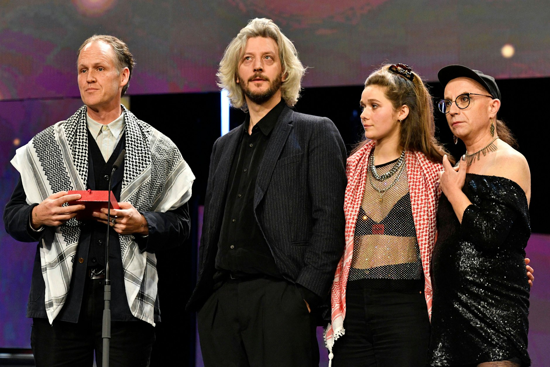 Ben Russell, Guillaume Cailleau, Servan Decle und Jay Jordan (v.l.) mit dem Preis der Jury von Encounters für den besten Film Direct Action bei der Abschlusszeremonie auf der Berlinale 2024. Sie nutzten ihre Rede, um den Nahost-Krieg zu thematisieren.