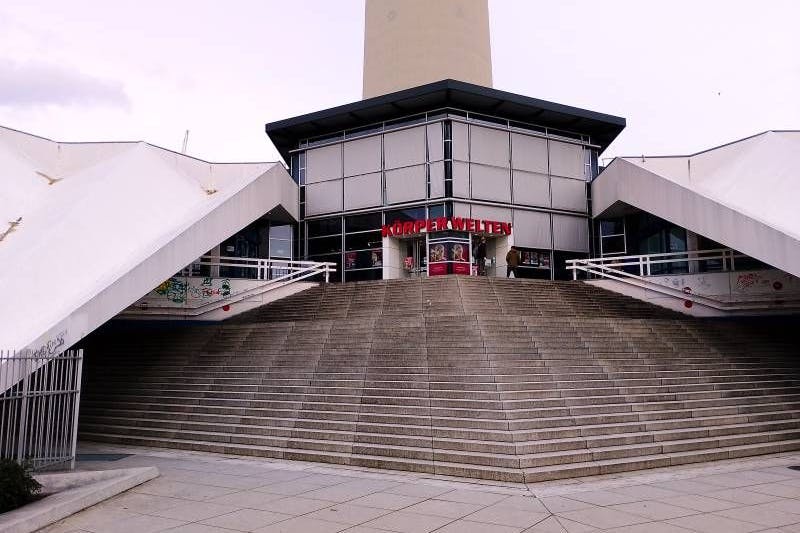 Eingang zu den KÖRPERWELTEN unter dem Fernsehturm.