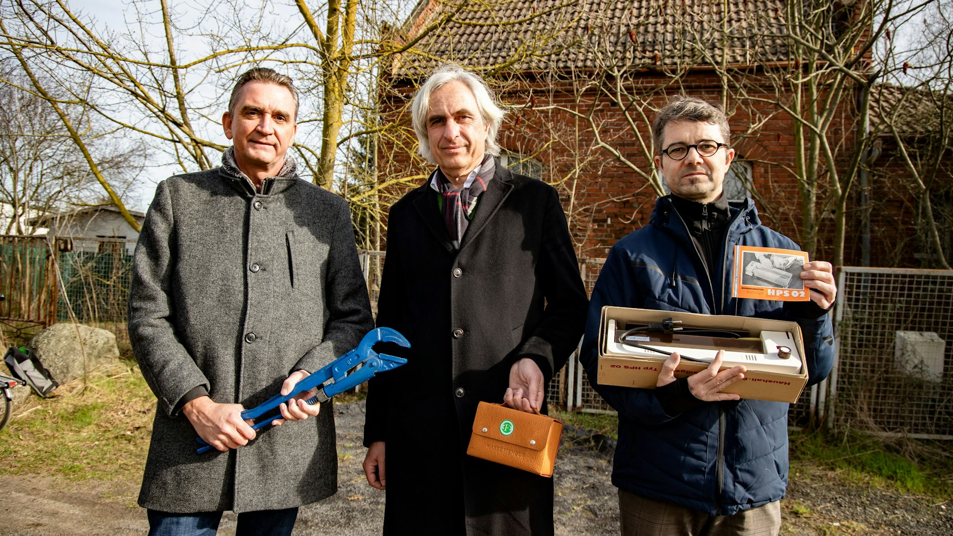 Sprecher der NBB Netzgesellschaft Andreas Wendt, Alexander Schmid und der Ausstellungsleiter des DDR-Museums Sören Marotz&nbsp; vor der Gasregelstation in der Schäferstege 14 in Pankow-Blankenburg