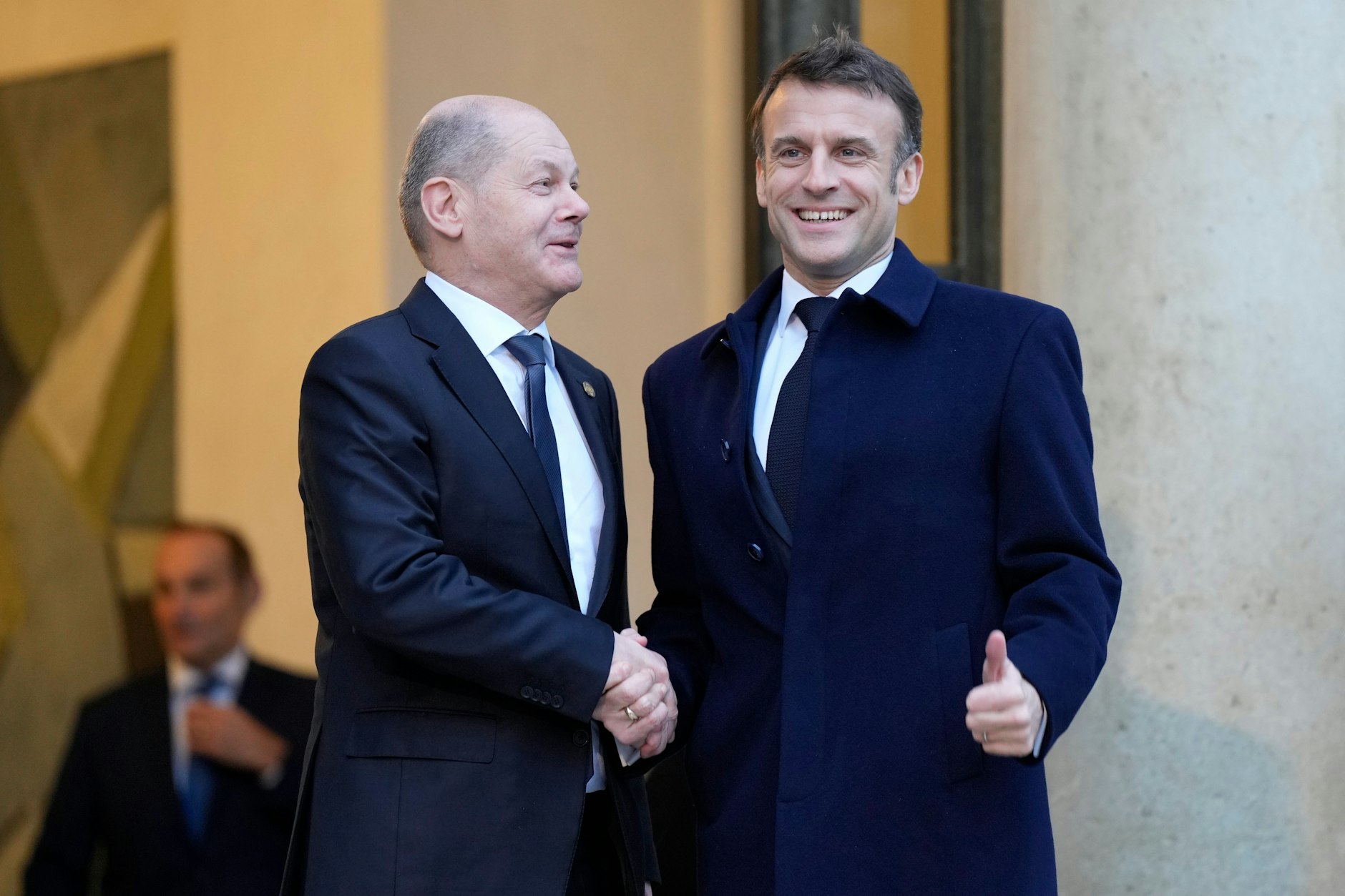 Emmanuel Macron (r), Präsident von Frankreich, hier mit Bundeskanzler Olaf Scholz im Elysee-Palast.