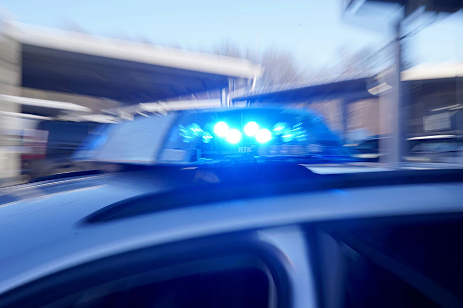 ARCHIV - Polizei mit Blaulicht.  