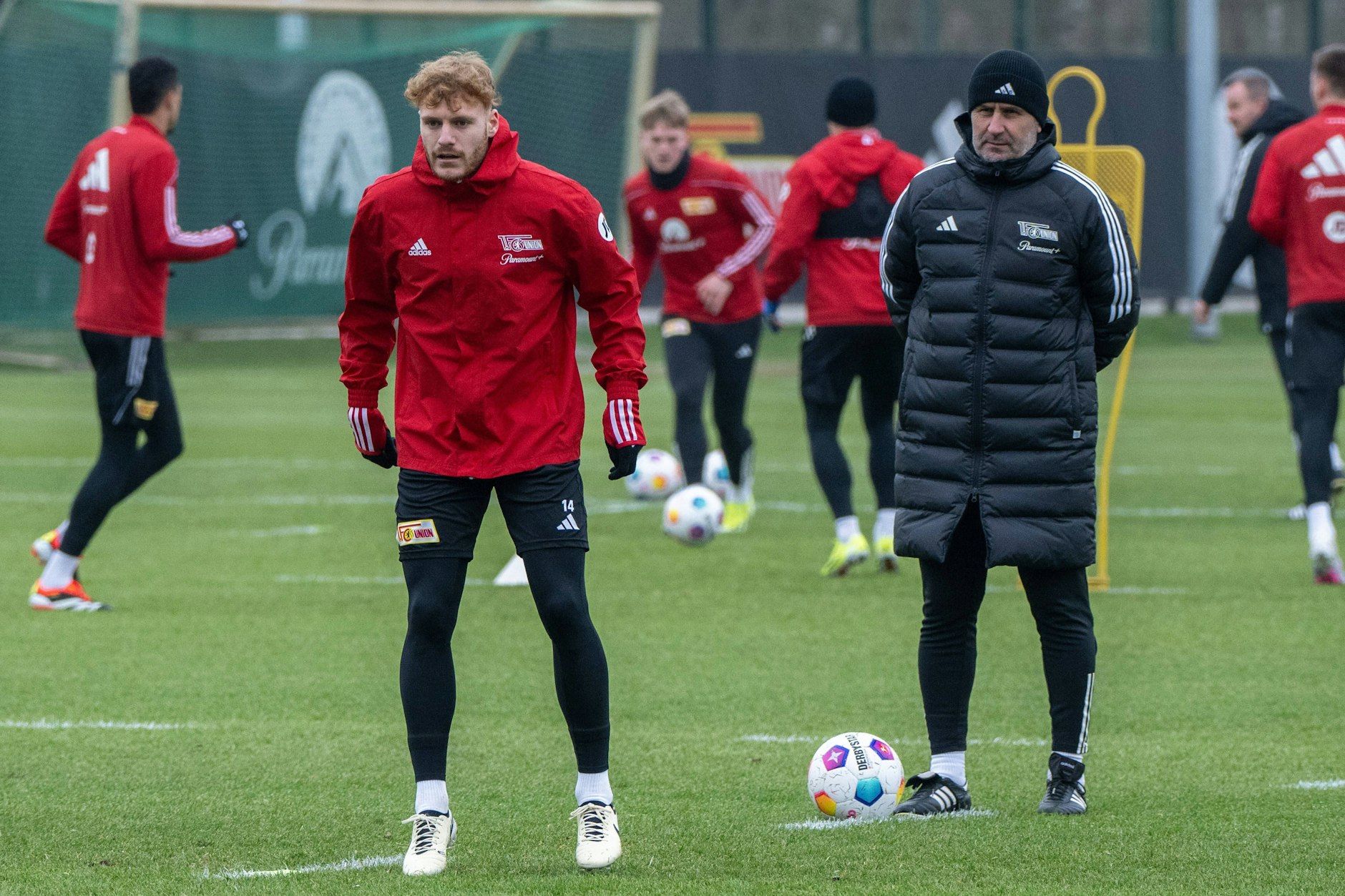 Yorbe Vertessen (l.) konnte im Training Unions Trainer Nenad Bjelica noch nicht von seinen Qualitäten überzeugen.