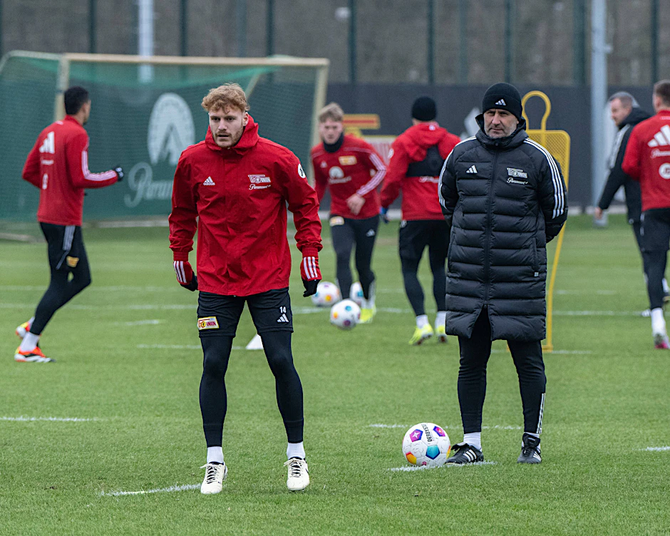 Yorbe Vertessen (l.) konnte im Training Unions Trainer Nenad Bjelica noch nicht von seinen Qualitäten überzeugen.