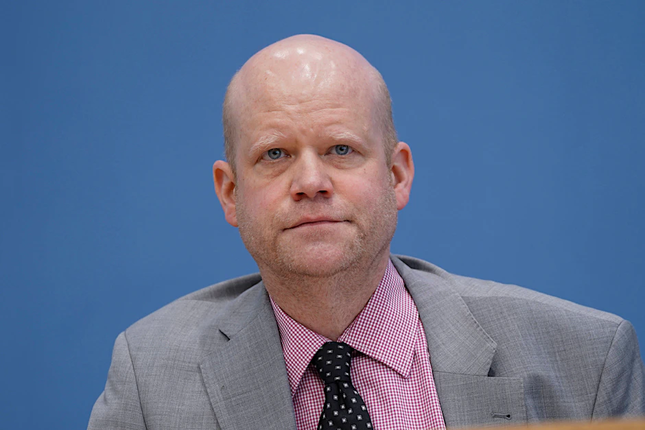 Staatsrechtler Ulrich Vosgerau hat die AfD in der Vergangenheit als Prozessbevollmächtigter vertreten. Er selbst ist CDU-Mitglied und war auf dem rechten Treffen in Potsdam anwesend.