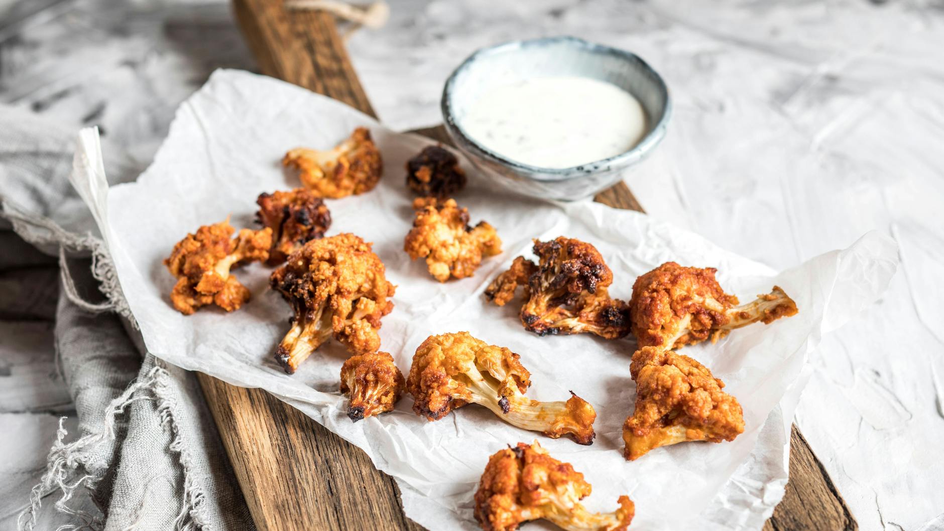Das Rezept für Blumenkohl-Wings überzeugt die ganze Familie.