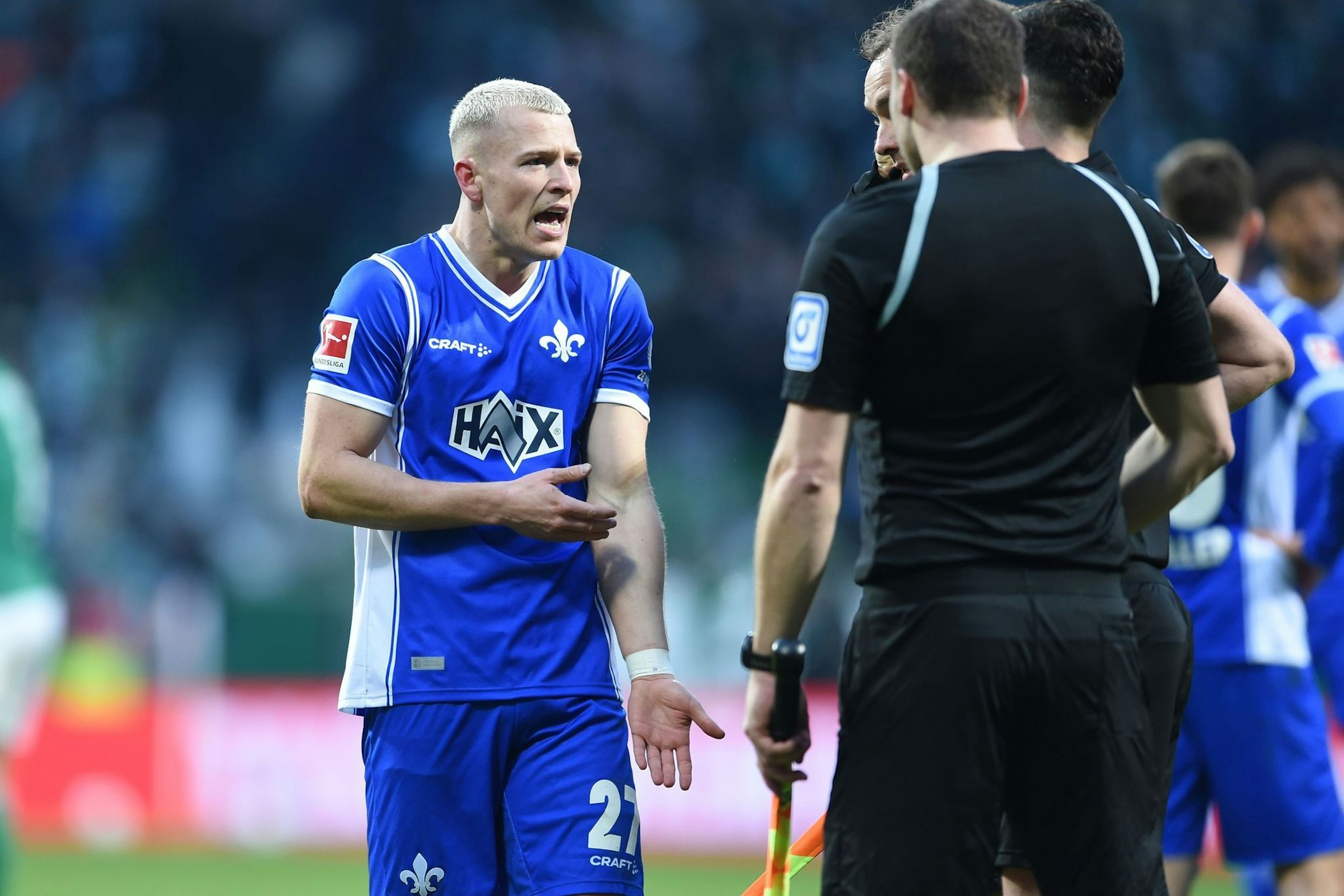 Tim Skarke zeigt es mit reichlich Emotionen dem Schiedsrichtergespann an: Das war kein Handspiel, der Arm war am Körper angelegt.