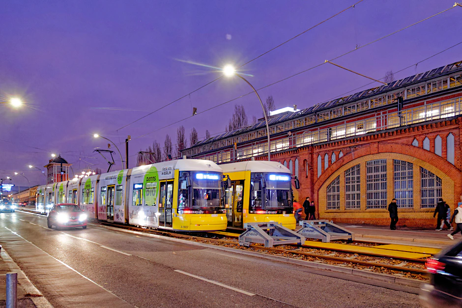 Es droht Verkehrschaos auf der Warschauer Brücke in Friedrichshain, die Straße wird teilweise gesperrt.